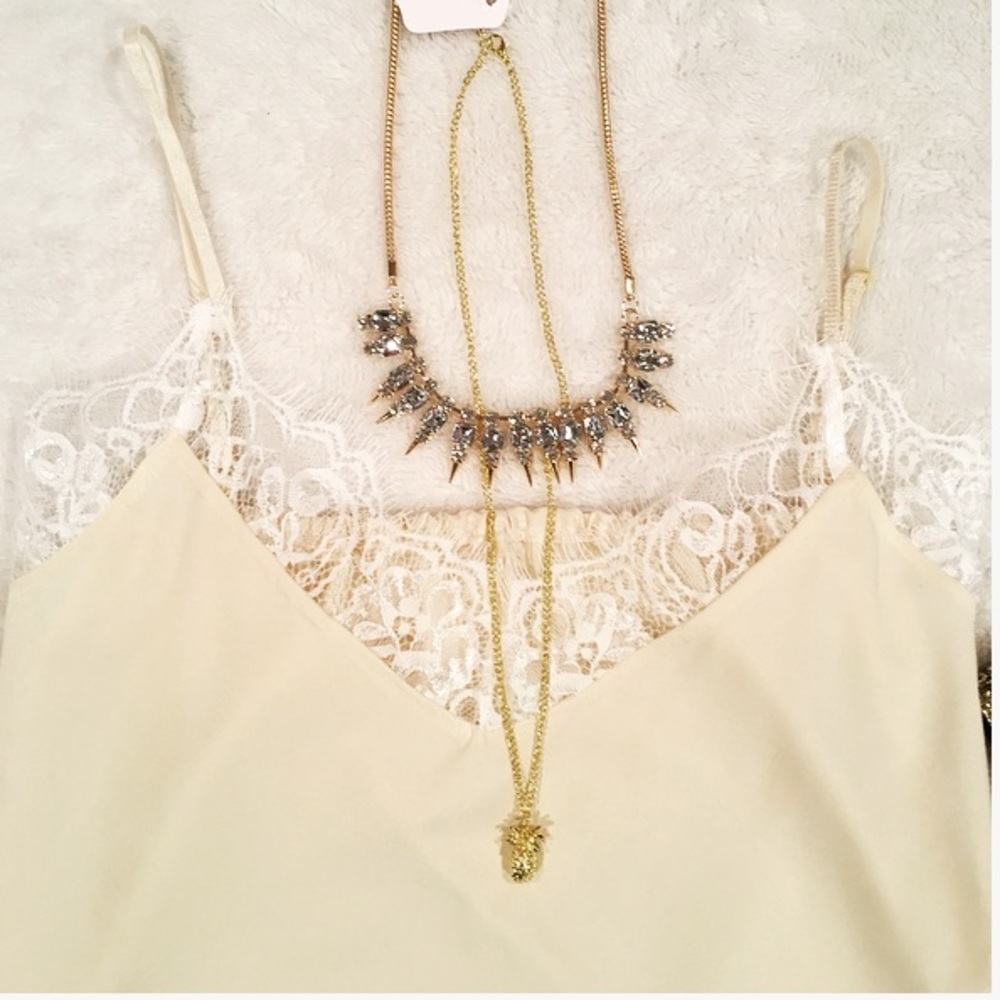 🆕 Light Khaki Lace V Top - Picture 4 of 5