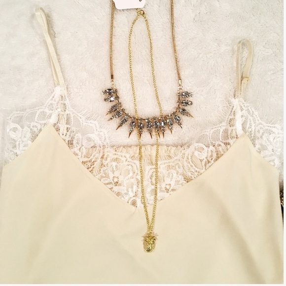 🆕 Light Khaki Lace V Top - Picture 4 of 5