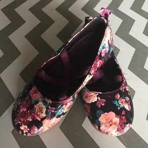 Plum with floral pattern flats