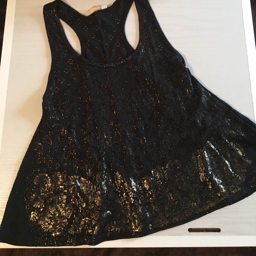 Black and gold tank perfect for summertime! 👙👒