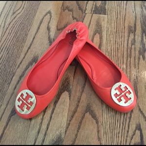 TORY BURCH ORANGE REVA FLATS GOLD LOGO