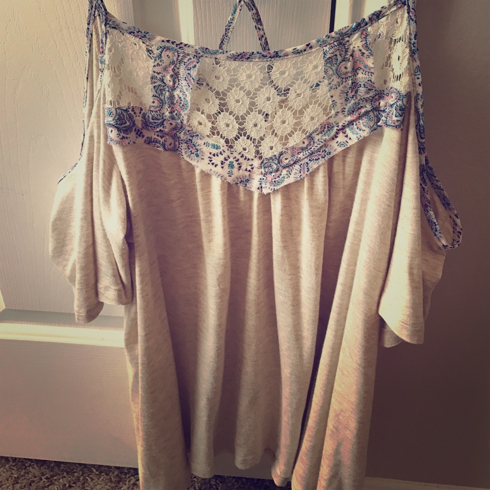 Super cute cold shoulder tank! 💖