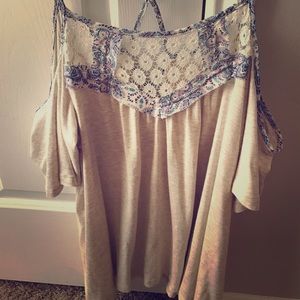 Super cute cold shoulder tank! 💖