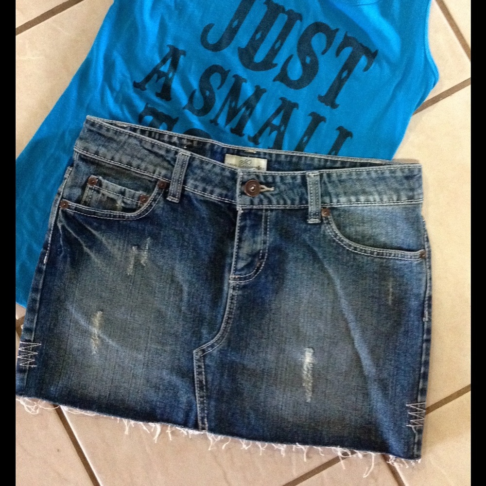 Denim skirt.