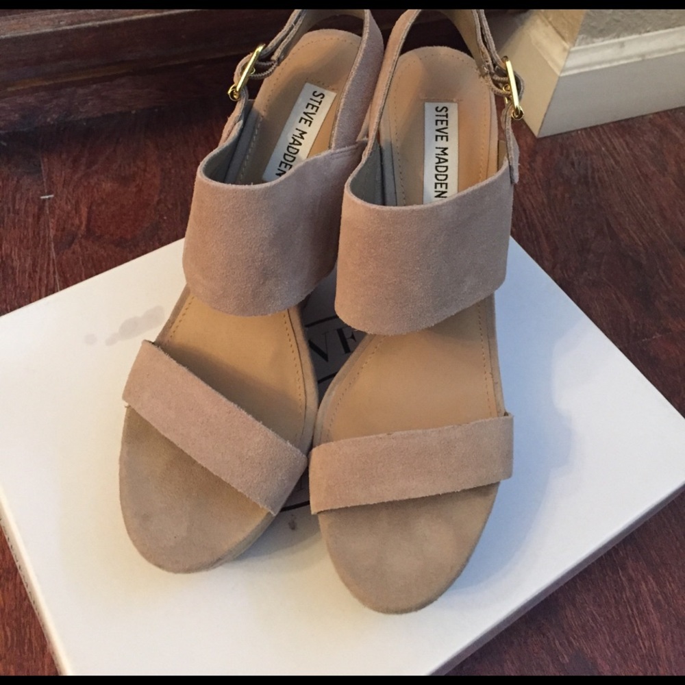 Steve Madden sued wedges