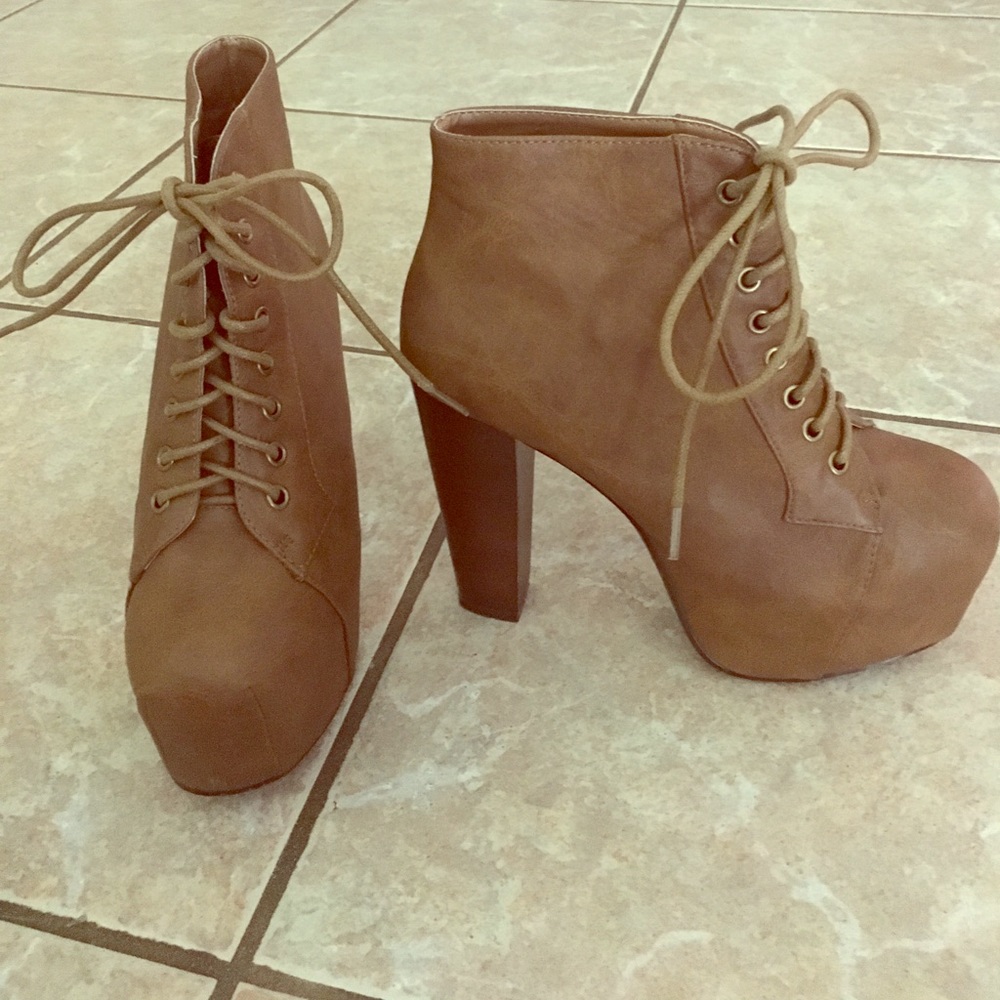 Platform light brown laced leather bootie