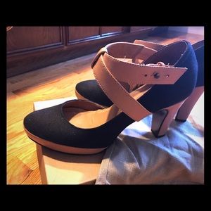You Know You Want Them! Sleek Size 9 Retro Pumps