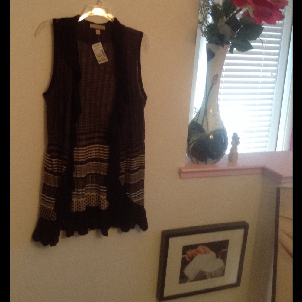 Black, gray and white vest, size XL.