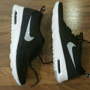 Nike Thea