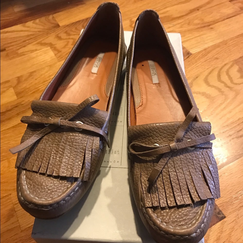 Geox leather fringed loafer/moccasin size 9 tan
