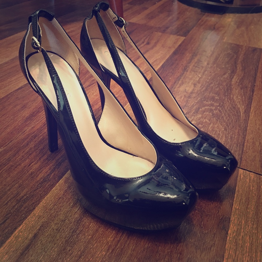 Black Guess heels size 9