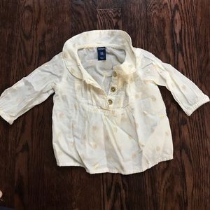 Old Navy cream baby shirt 0-3M like new