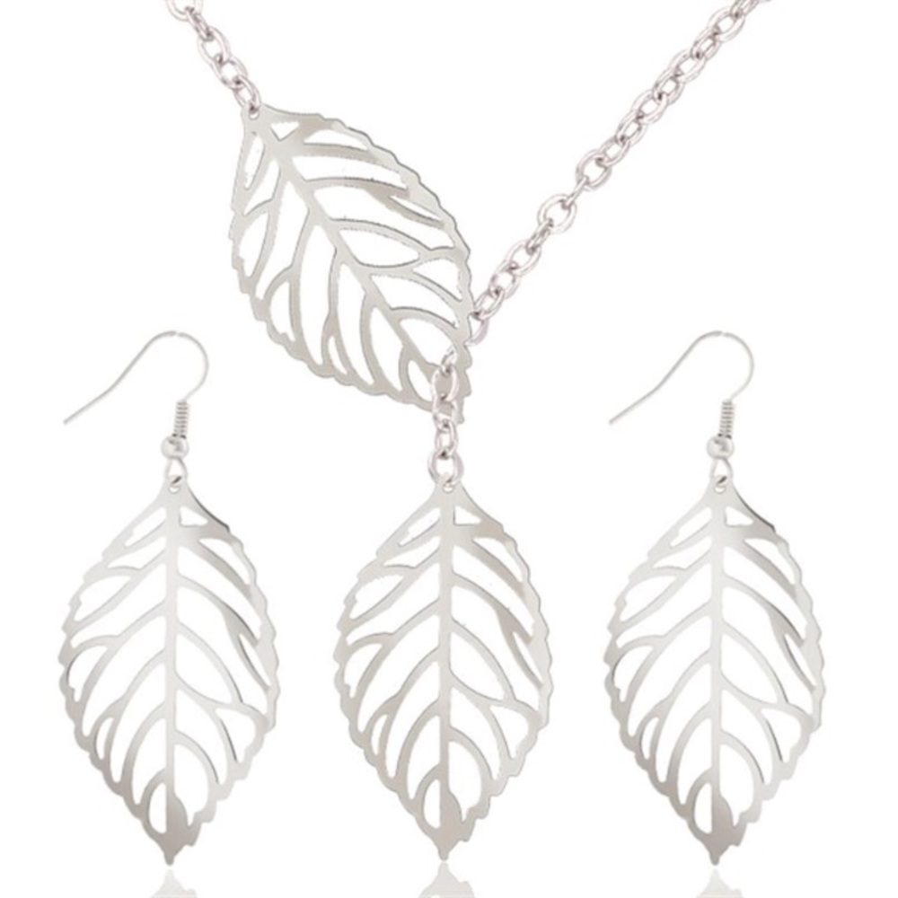 🆕 Silver Toned Leaf  Necklace W/ Earring Set!