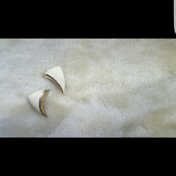 Vintage Clip on Earrings - Picture 2 of 4