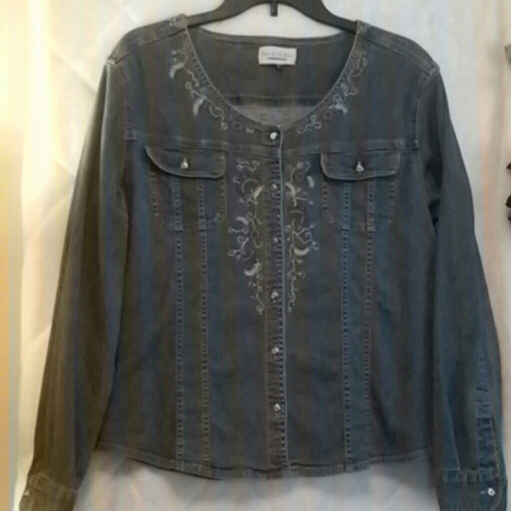 Jjill beautiful embroidered denim top
