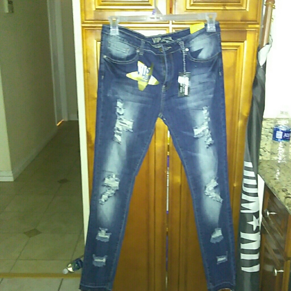 Distressed skinny jeans