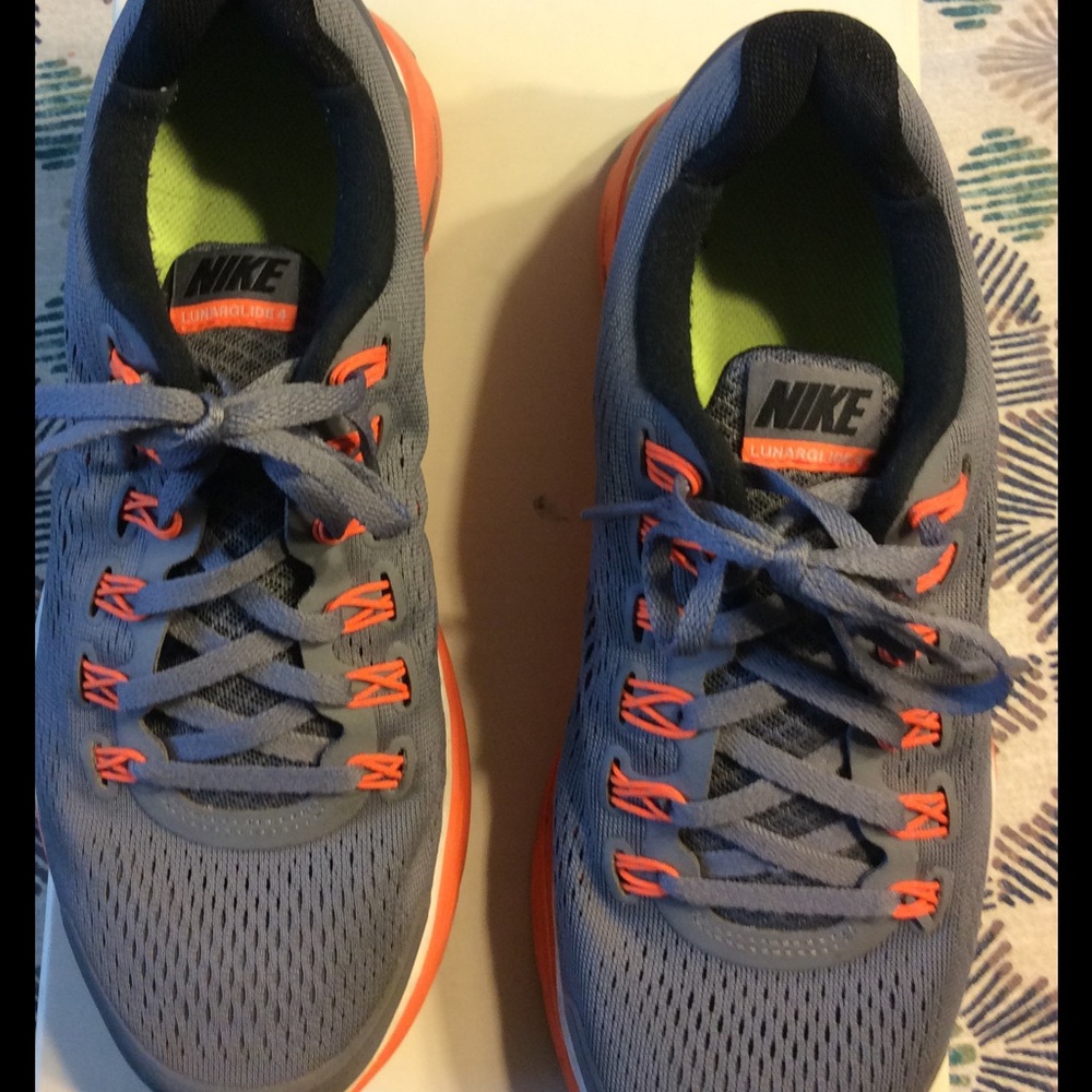 Tennis shoes