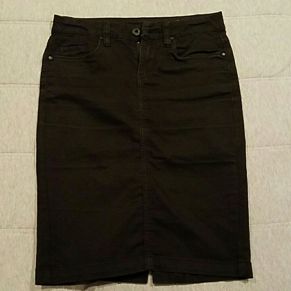Stretchy black pencil skirt