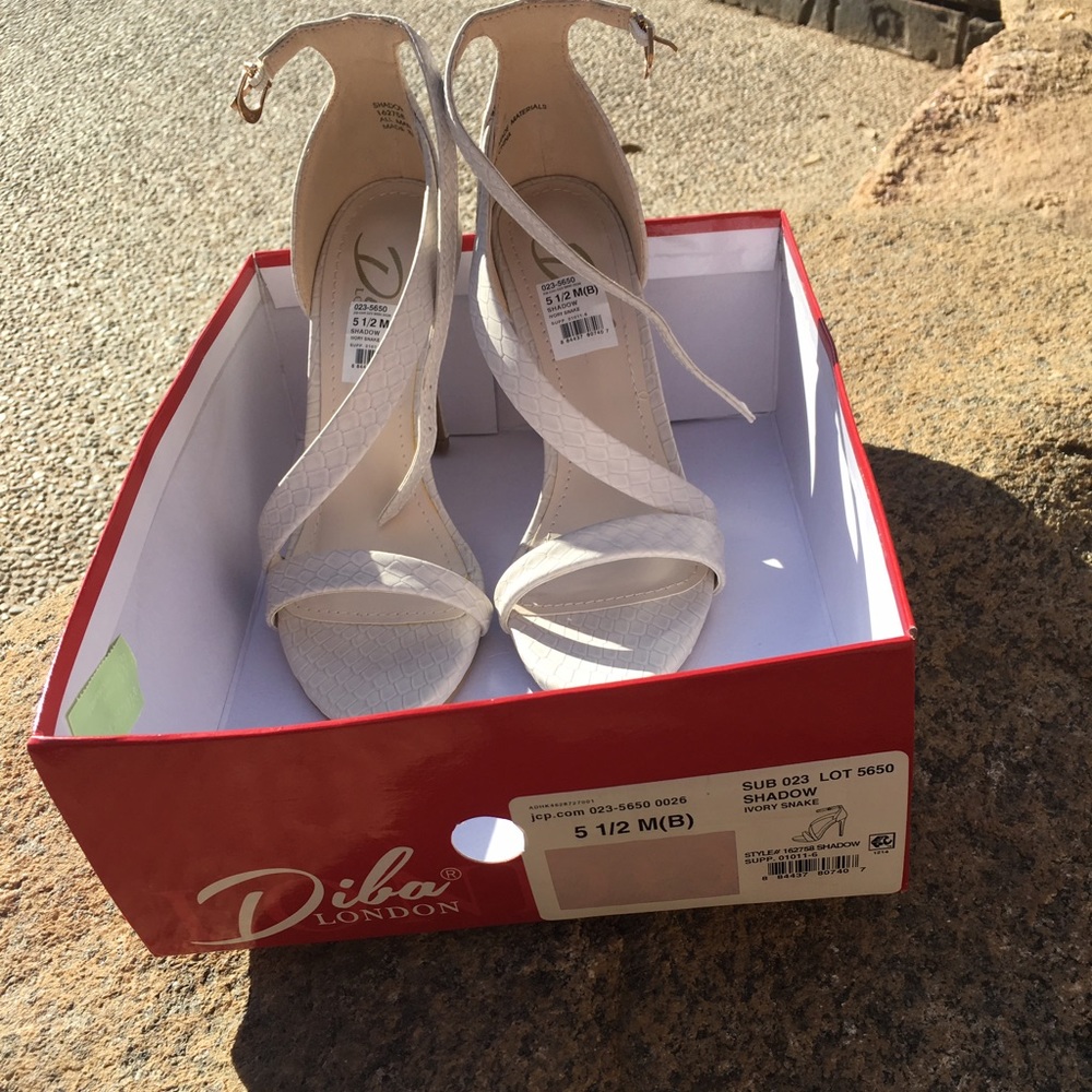 NEW 🆕 SHOES 👠👌🏽😃 ( not guess shoes)