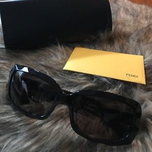 FENDI FS5142 Sunglasses in Black