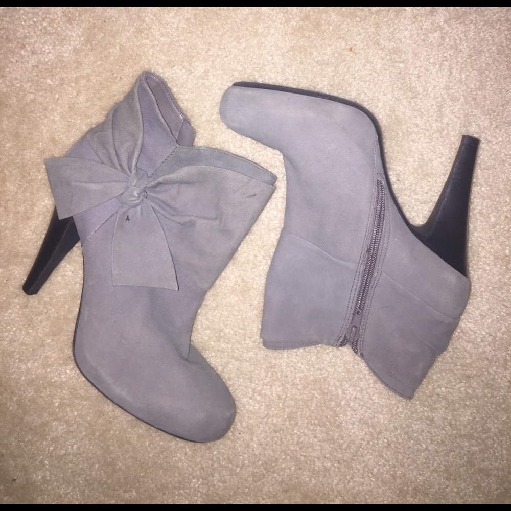 Gianni Bini gray suede booties with bow
