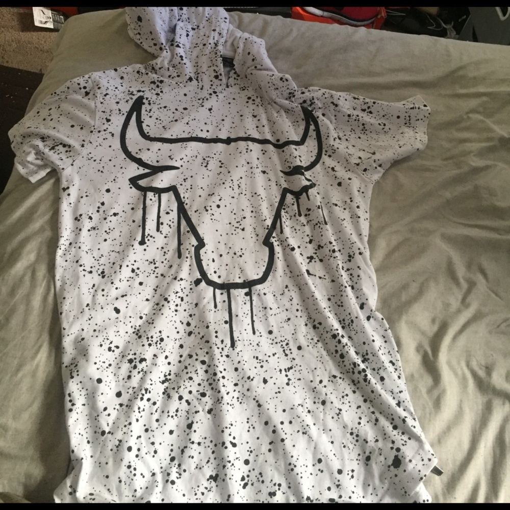 White and black Bulls shirt with hood