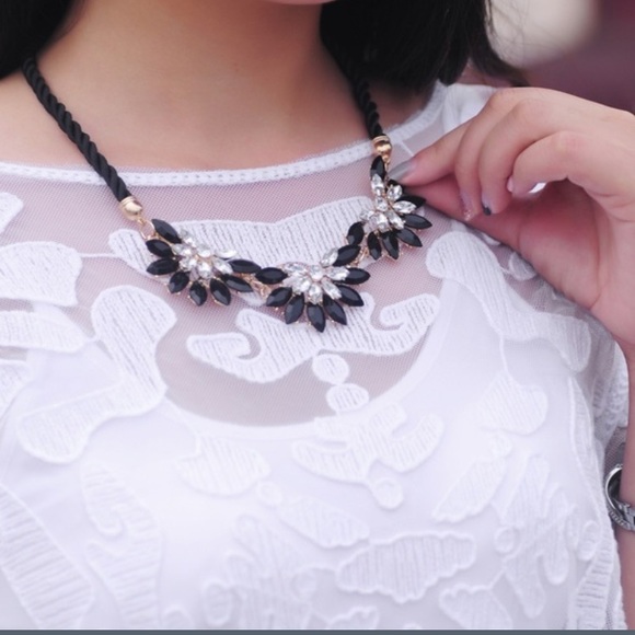NWT Anthropologie floral statement necklace - Picture 2 of 2