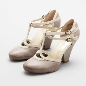 Seychelles fourth wall t-strap pumps size 7.5