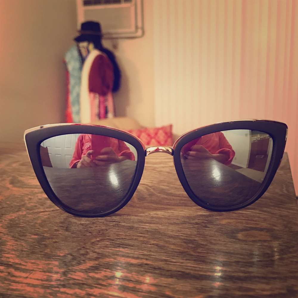 Blue tone mirrored cat eye glasses