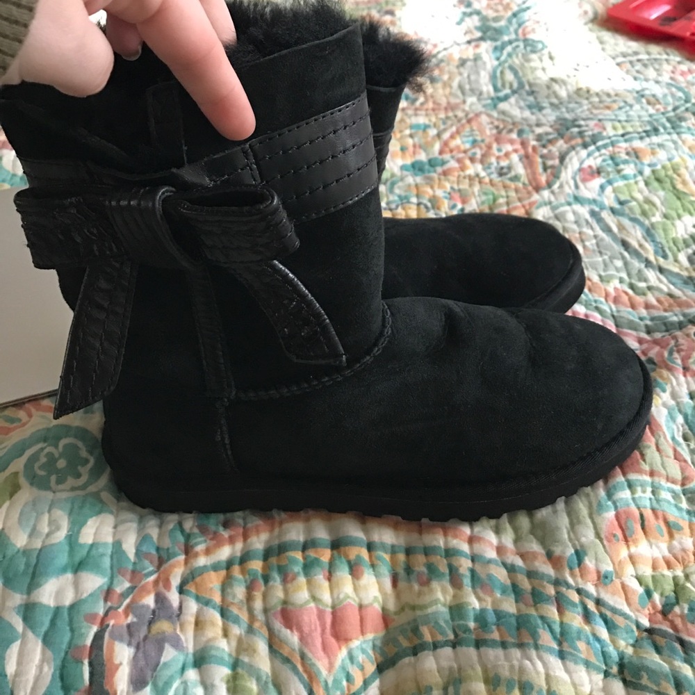 Black side bow tie uggs