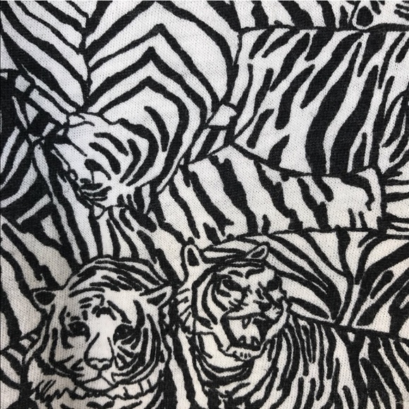 Animal printed black and white tank top - Picture 3 of 3