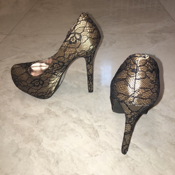 Steve Madden Black and Tan lace pumps. - Picture 3 of 4