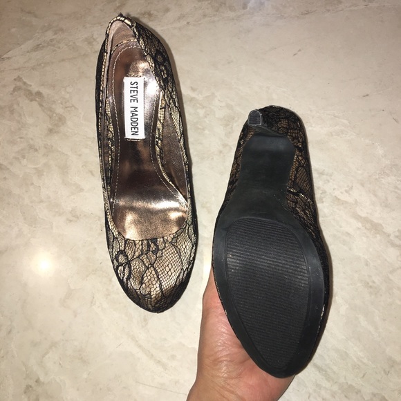 Steve Madden Black and Tan lace pumps. - Picture 4 of 4