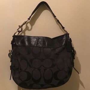Logo Coach bag