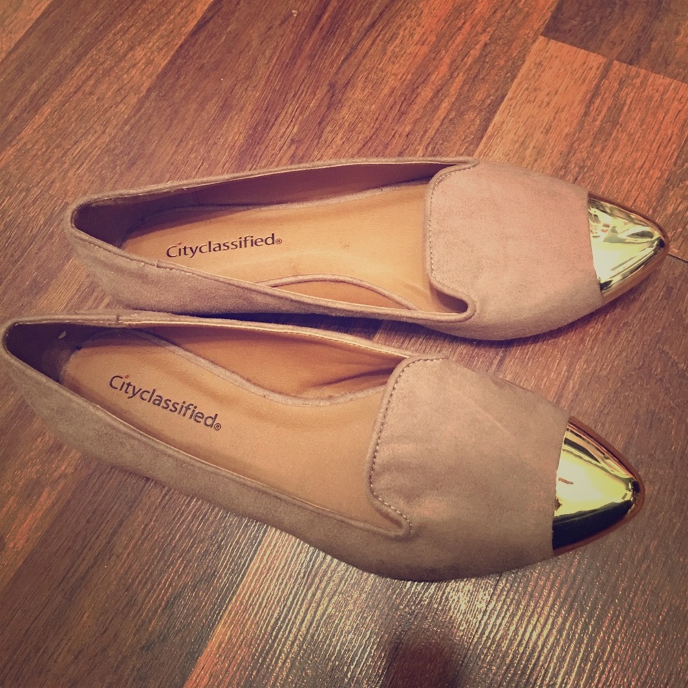 Cityclassified Tan Suede Flats w/ Gold Toe Size 9