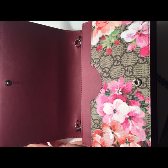 SOLD 🌷🌸💕Gucci Pink Blooms wallet on a chain - Picture 2 of 4