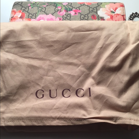 SOLD 🌷🌸💕Gucci Pink Blooms wallet on a chain - Picture 3 of 4