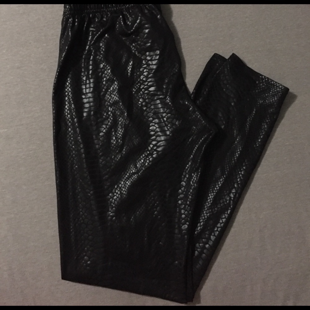 Black leopard leggings