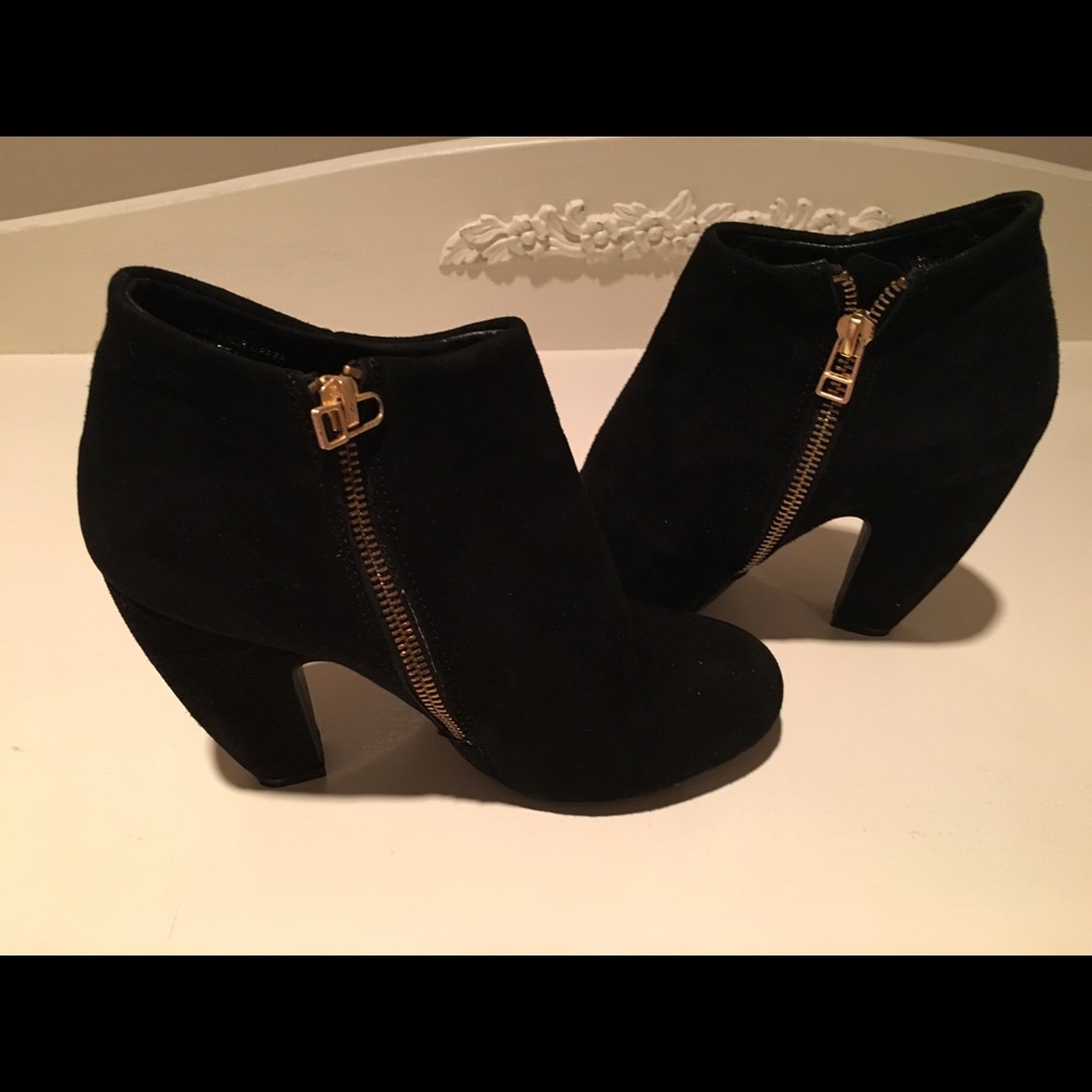 Authentic short ankle Steve Madden boots.