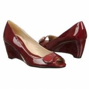 New never used Naturalizer N5 size 10 wedge in red