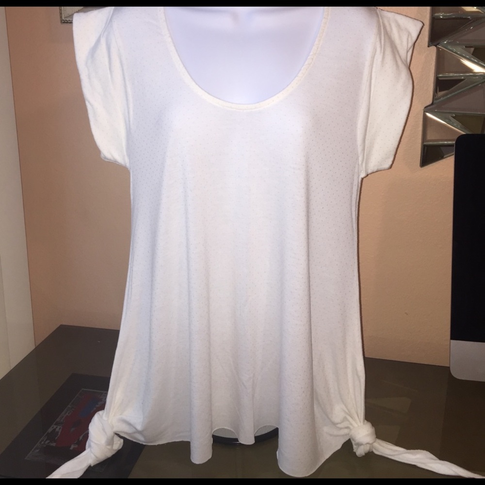 🔹🔷Twisted White Bead Detail Tee
