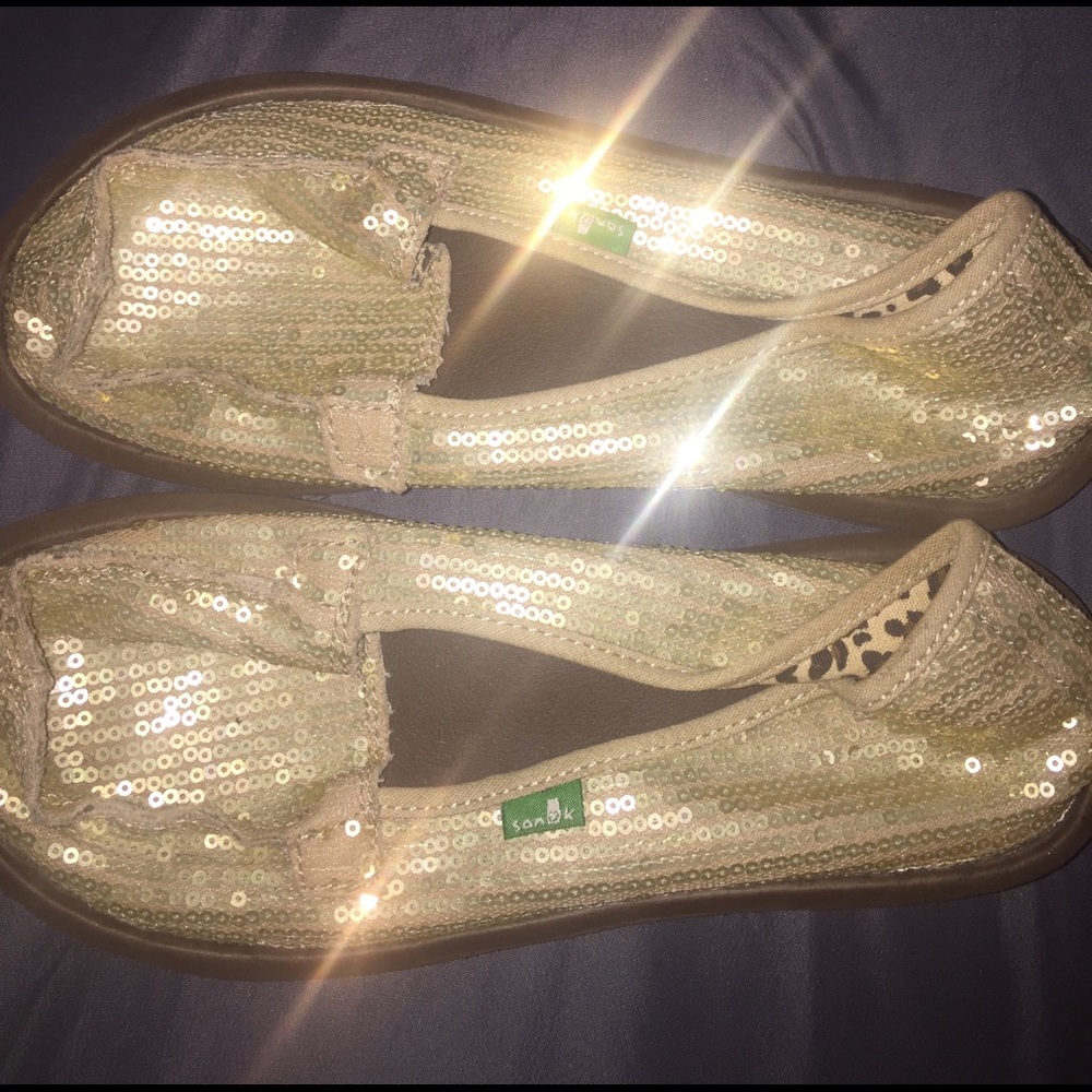 Glittery gold sanuks ✨