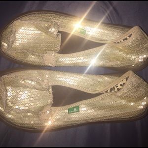 Glittery gold sanuks ✨