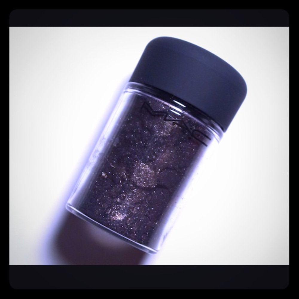 MAC pigment in The Family Crest - Limited Edition