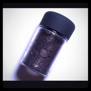 MAC pigment in The Family Crest - Limited Edition