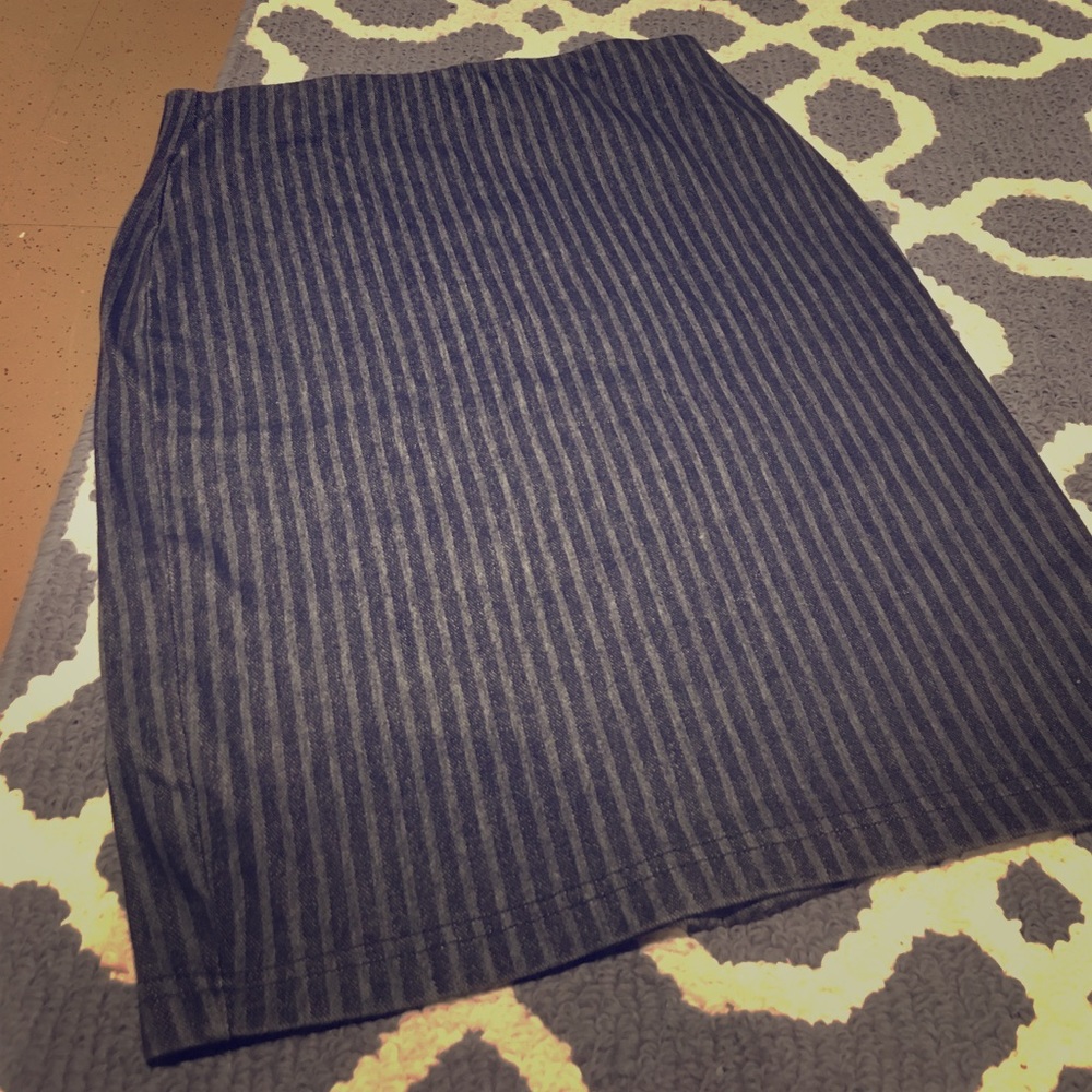 Fitted mid thigh length skirt