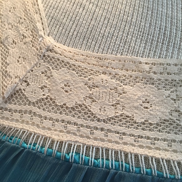 Lucca teal peasant top w/ lace accents. Size small - Picture 4 of 7