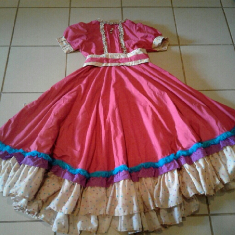 3 dresses de escaramuza y un traje charro
