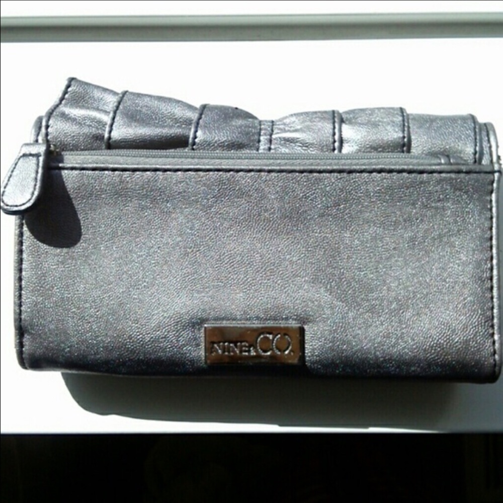 ⭐️ SALE ⭐️ Ruffle Nine & Co wallet - NWOT