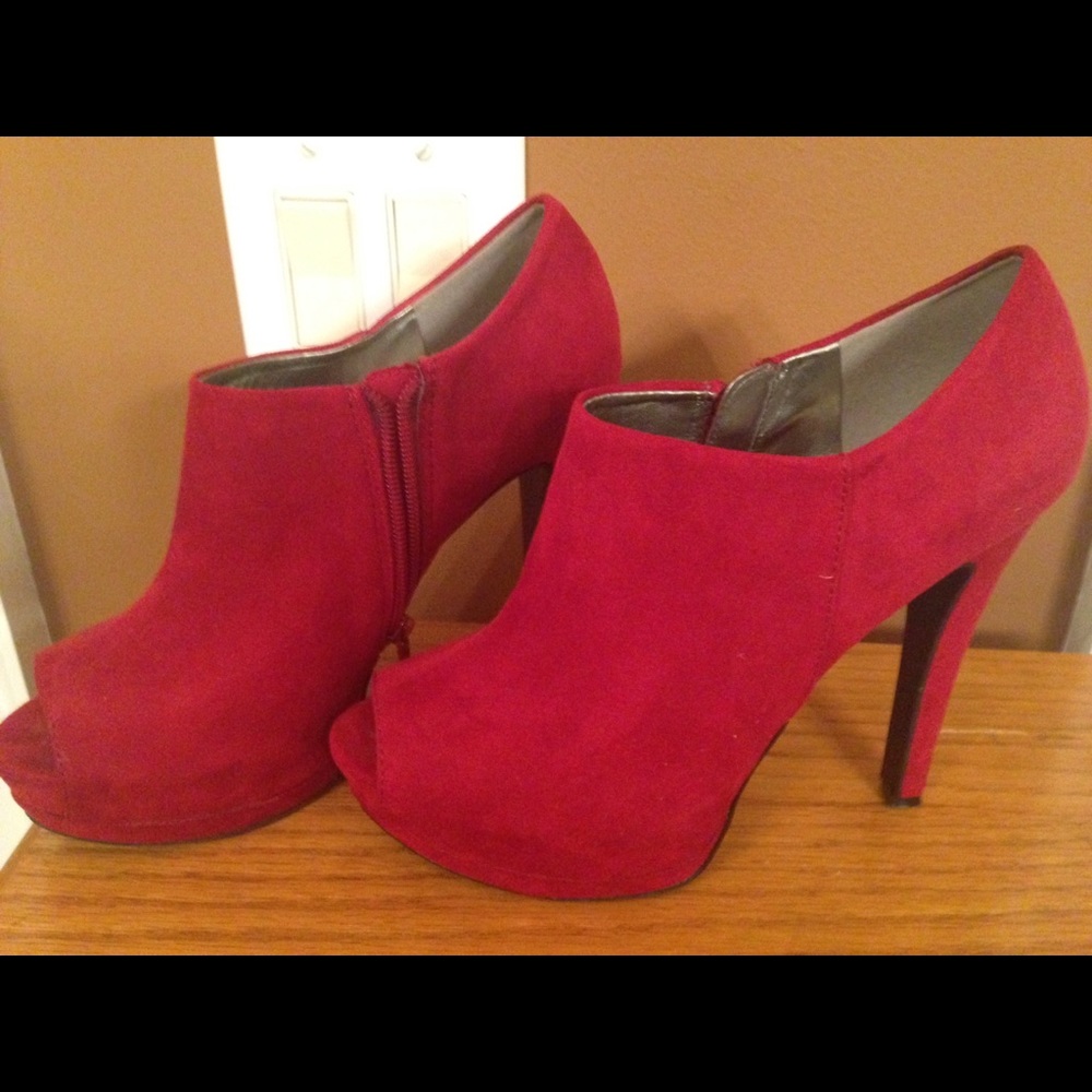 Beautiful guess boot never worn